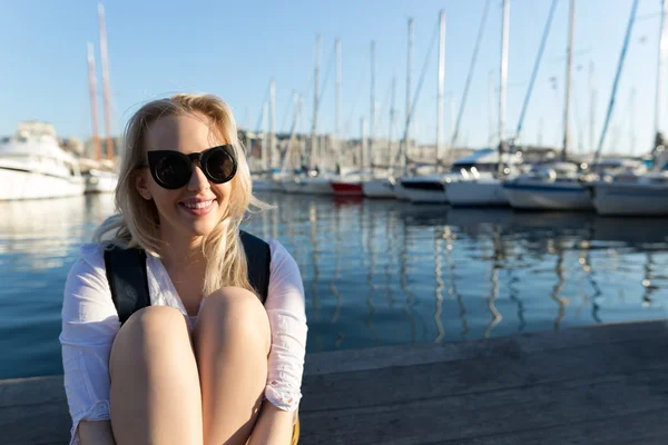 Hermosa joven en el muelle — Foto de Stock