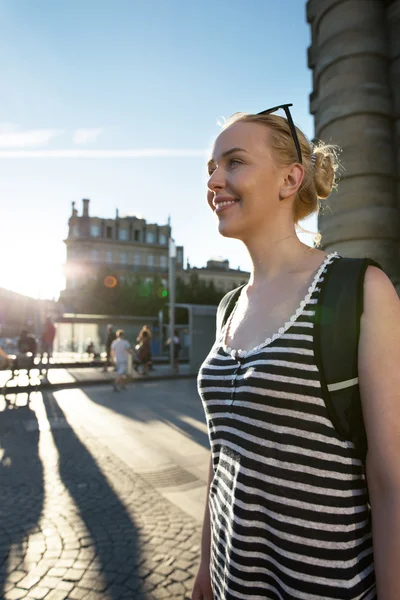 Beautiful young woman traveling — Stock Photo, Image