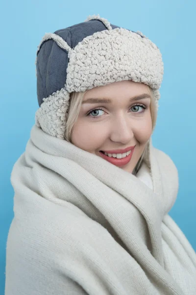 Mujer en un sombrero de invierno lanudo con orejeras —  Fotos de Stock