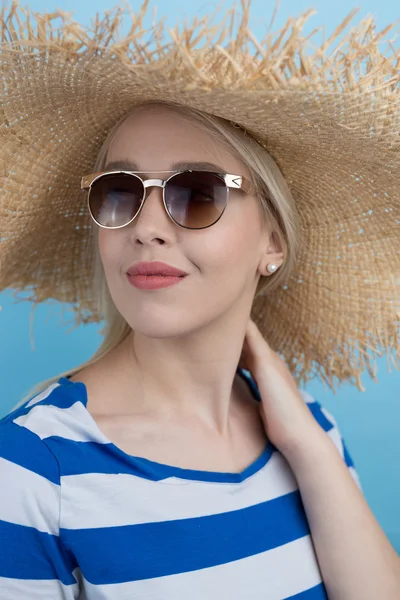 Mujer joven en sombrero de verano — Foto de Stock