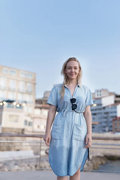 Sahilde güzel bir kadın — Stok fotoğraf