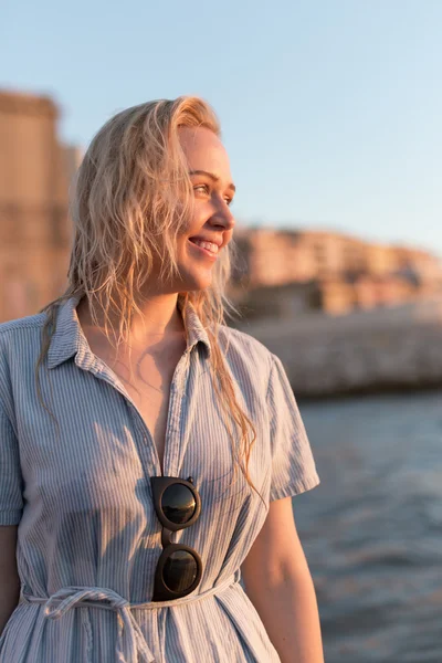 Vacker kvinna på stranden — Stockfoto