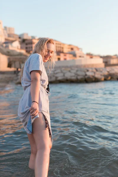 Hermosa mujer en la playa — Foto de Stock