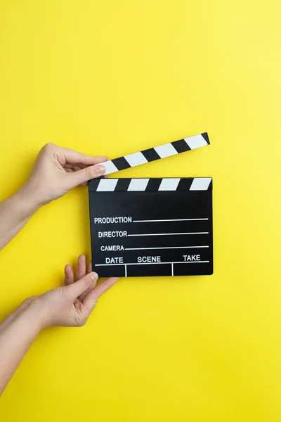 Mulher segurando filme palmas — Fotografia de Stock