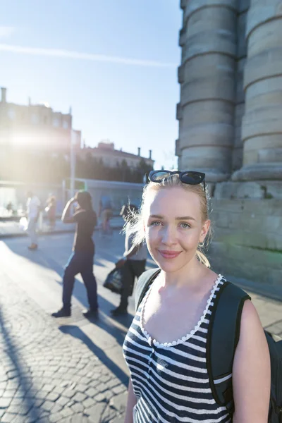 Schöne junge Frau auf Reisen — Stockfoto