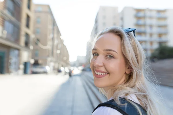 Mooie jonge vrouw op reis — Stockfoto