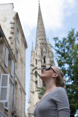 Güzel genç bayan seyahat ediyor.