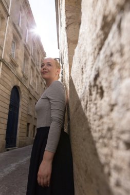 Güzel genç bayan seyahat ediyor.