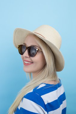 Genç kadın yaz şapka