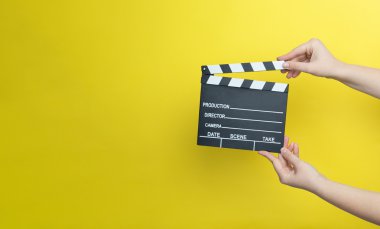 Film clapper tutan kadın