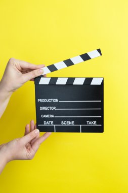 Film clapper tutan kadın