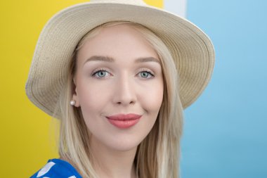 Genç kadın yaz şapka