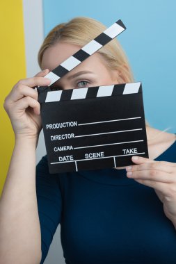 Film clapper tutan kadın