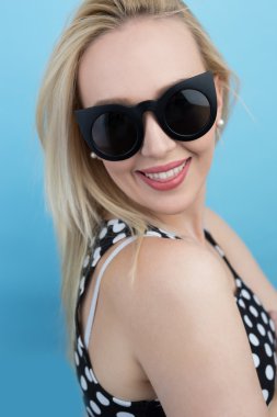 Güneş gözlüklü genç kadın