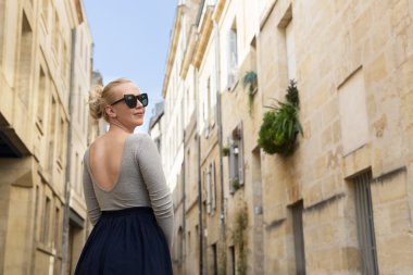 Güzel genç bayan seyahat ediyor.