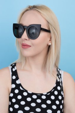 Güneş gözlüklü genç kadın