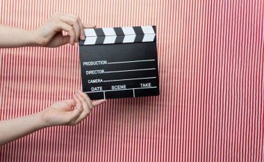 Film clapper tutan kadın