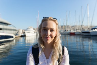 Rıhtımda güzel genç kadın