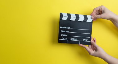 Film clapper tutan kadın