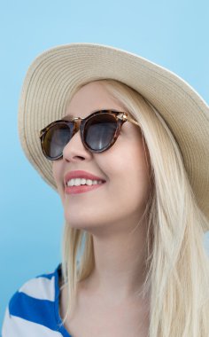 Genç kadın yaz şapka