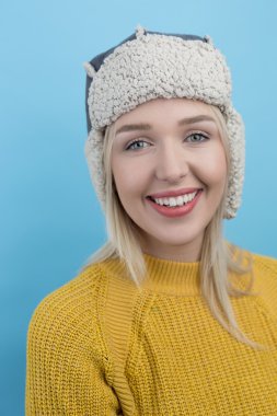 güzelliğini ile yünlü kış şapkalı bir kadın