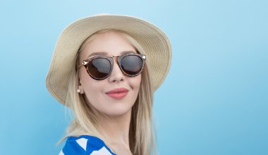 Genç kadın yaz şapka