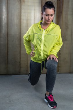 Genç fitnes sonra istirahat kadın