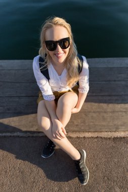 Rıhtımda güzel genç kadın