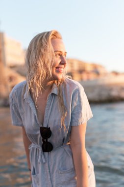 Sahilde güzel bir kadın