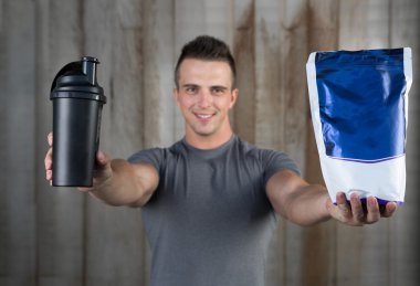 Spor gıda ile kas yakışıklı sportman