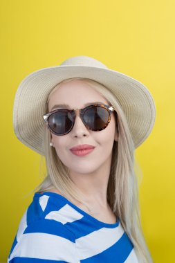 Genç kadın yaz şapka