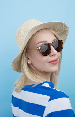 Genç kadın yaz şapka