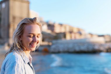 Sahilde güzel bir kadın
