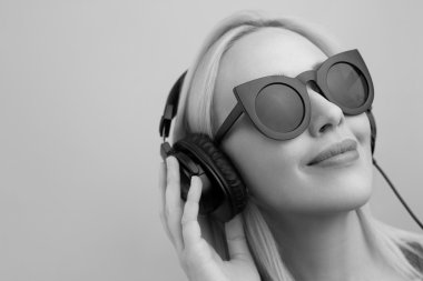 Kulaklıklı genç bir kadın.