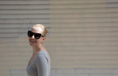 Güzel genç bayan seyahat ediyor.