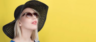 Genç kadın yaz şapka