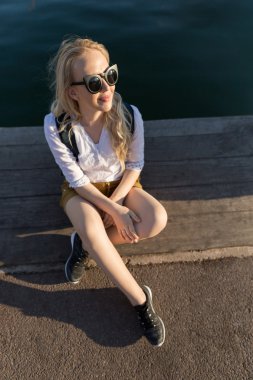 Rıhtımda güzel genç kadın