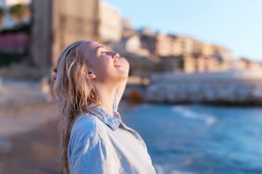 Sahilde güzel bir kadın