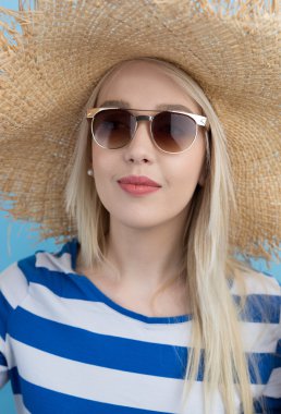 Genç kadın yaz şapka