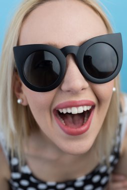 Güneş gözlüklü genç kadın