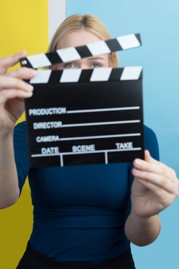 Film clapper tutan kadın