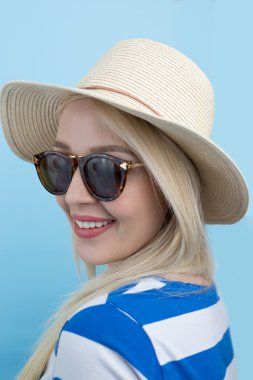 Genç kadın yaz şapka