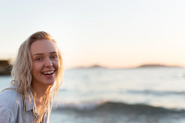 Krásná žena na pláži — Stock fotografie