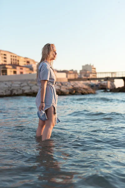 Vacker kvinna på stranden — Stockfoto