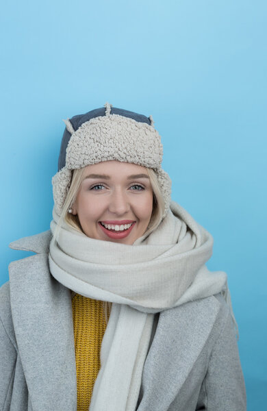 женщина в шерстяной зимней шляпе с ушами
