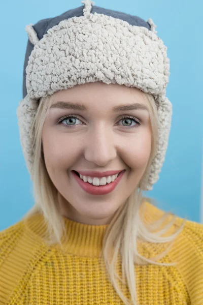Donna in un cappello invernale lanoso con paraorecchie — Foto Stock