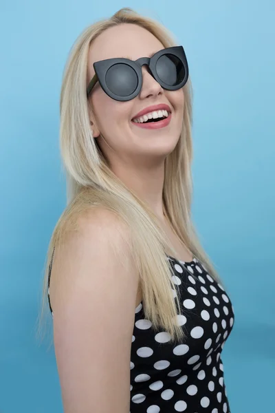 Mujer joven en gafas de sol — Foto de Stock