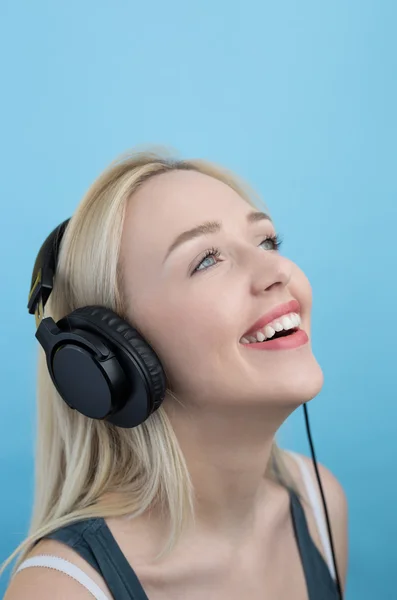 Jonge vrouw met koptelefoon — Stockfoto