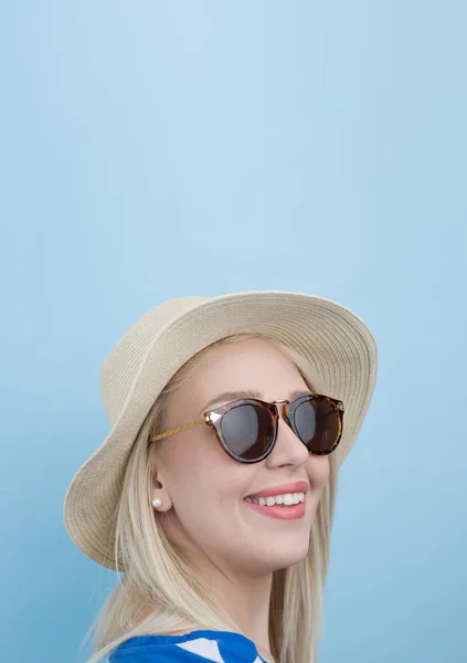 Mladá žena v letní klobouk — Stock fotografie