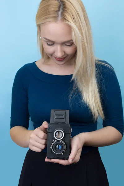 Chica joven con cámara vintage — Foto de Stock